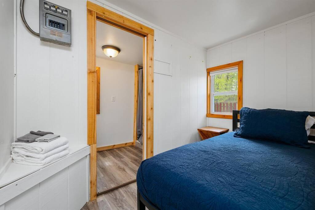 Cozy Cottage On Arbutus Lake Traverse City Buitenkant foto