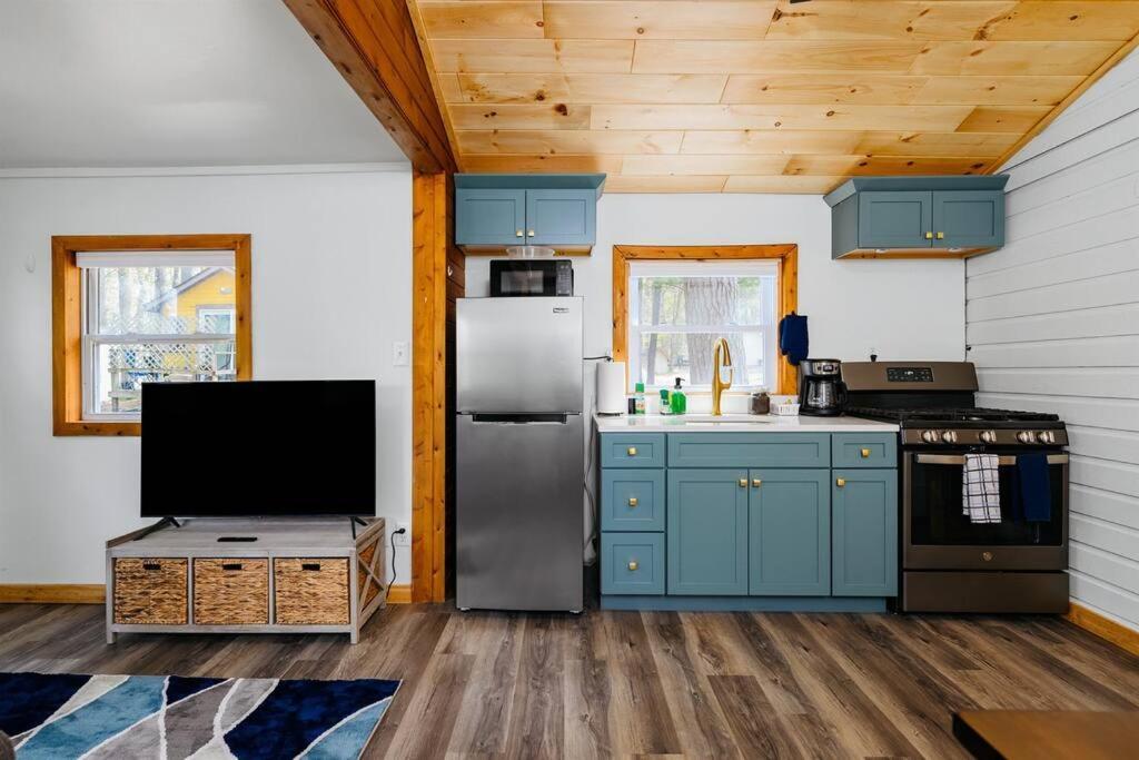 Cozy Cottage On Arbutus Lake Traverse City Buitenkant foto
